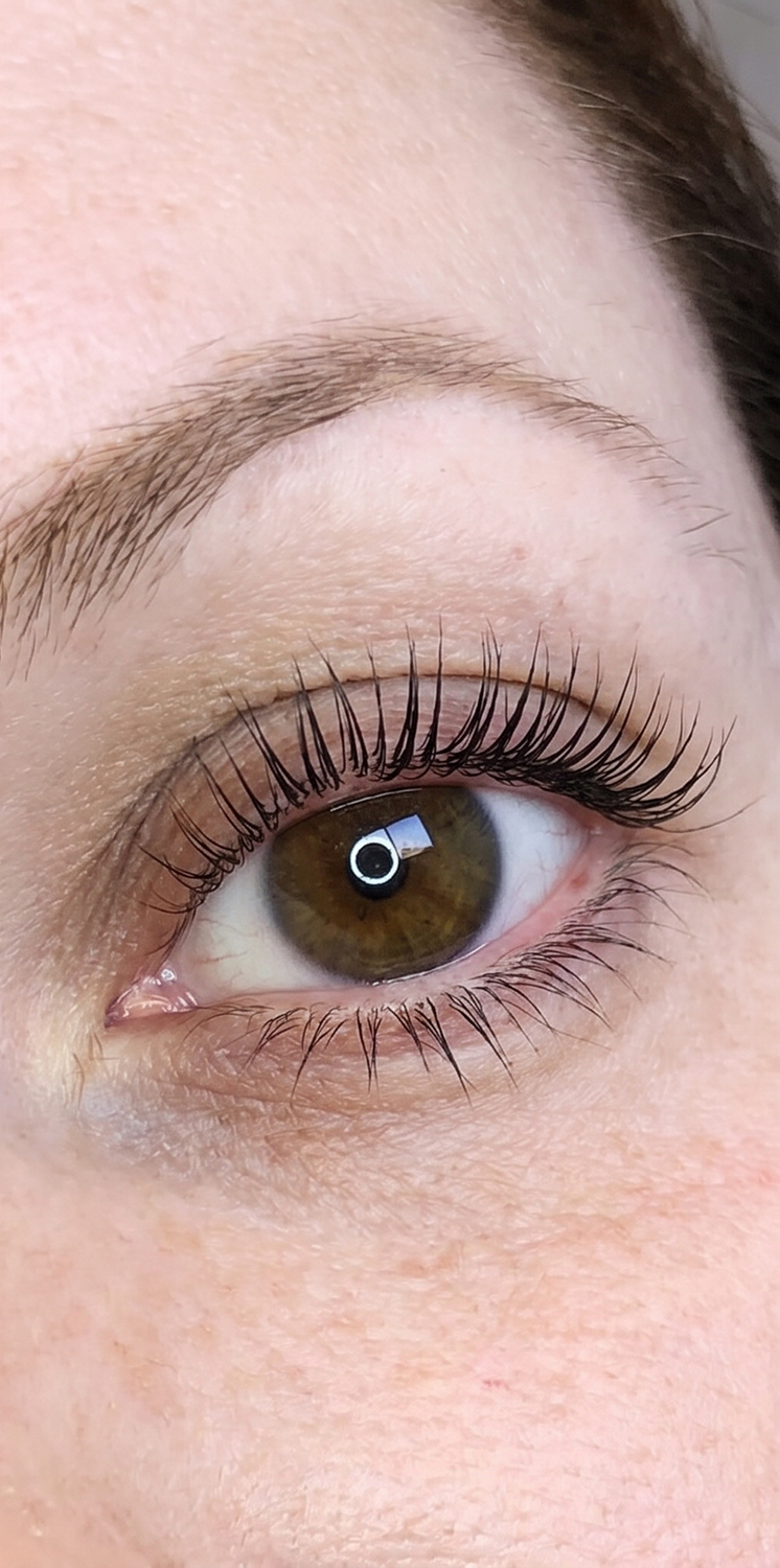 Regard ouvert, cils liftés 24h